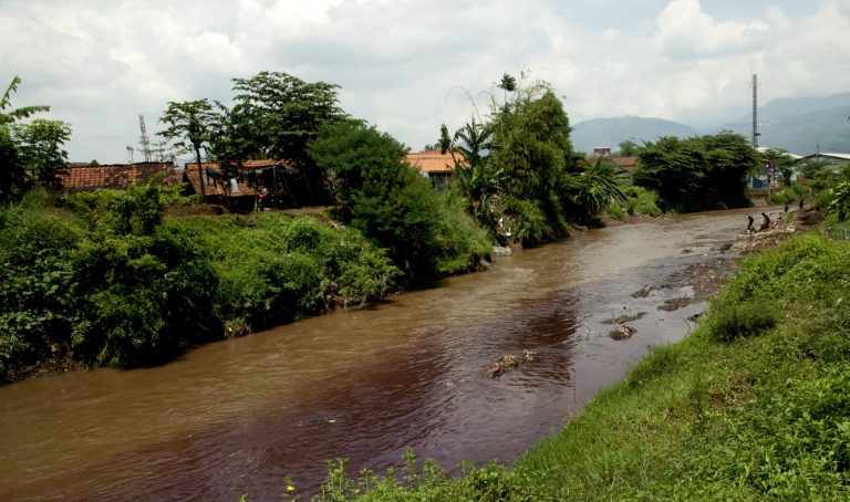Pencemaran limbah dari pabrik tekstil di Sungai Citarum di Jembatan Haji Syukur Desa Sukamaju, Kec. Majalaya di Kab. Bandung, 22 Maret 2013.
Photo : Ng Swan Ti