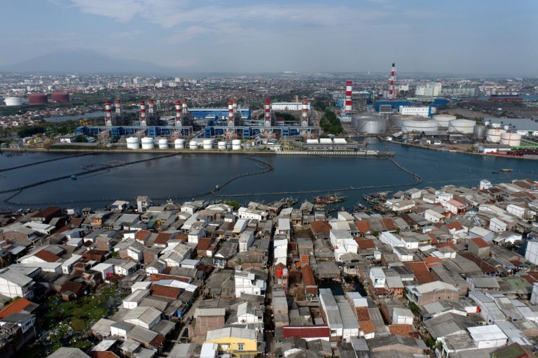 Foto udara Pembangkit Listrik Tenaga Gas dan Uap (PLTGU) Tambak Lorok di Semarang, Kamis (18/8/2022).
Melvinas Priananda / Trend Asia